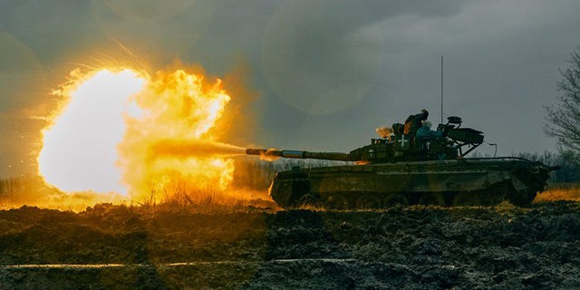 Bộ binh Nga tiến vào Orikhiv, súng nổ dồn dập - Đoàn xe Mỹ xuất hiện ở Moscow giữa lúc máy bay quân sự đáp xuống Vnukovo- Ảnh 2.