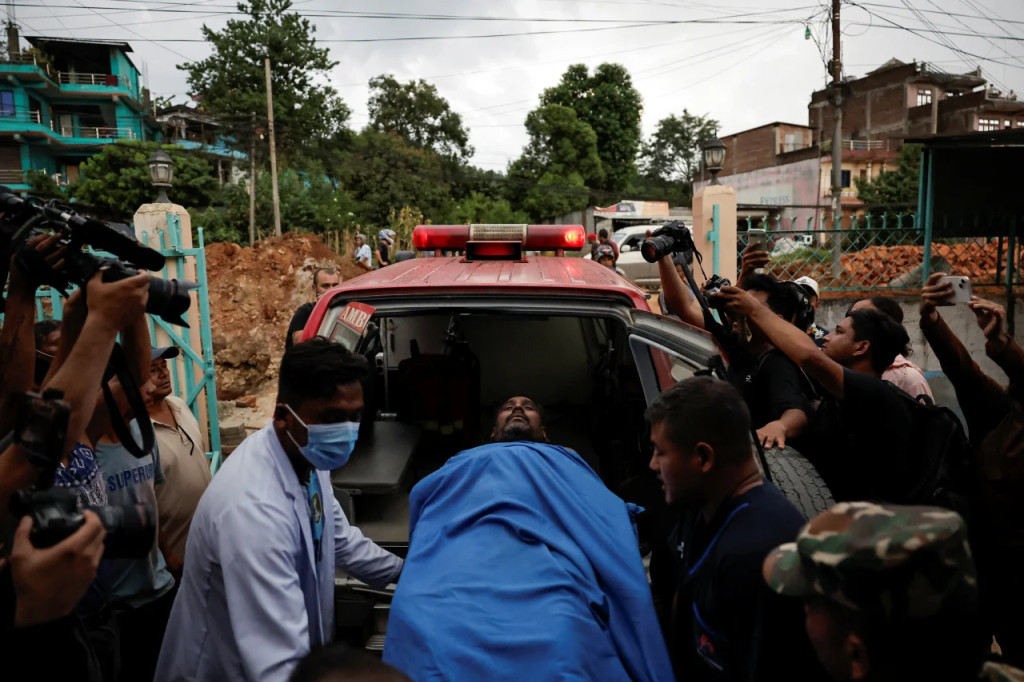 NÓNG: Lũ quét kinh hoàng cuốn trôi hơn 380 người, ít nhất 95 người đã thiệt mạng ở Nepal - Trung Quốc - Ảnh 3.