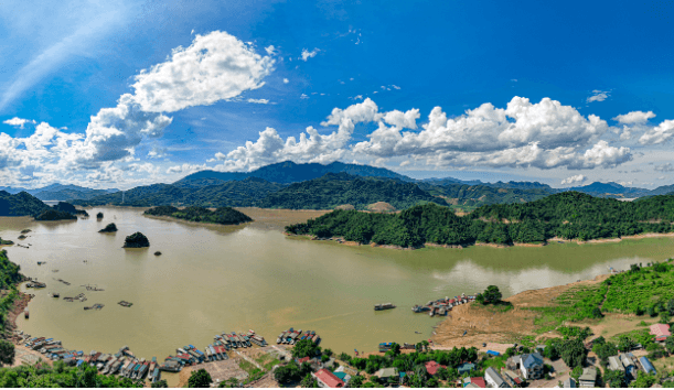 Việt Nam sở hữu 'túi nước khổng lồ' giữa Tây Bắc: dài 230 km, rộng gấp 16 lần hồ Tây, chứa 9,5 tỷ m³ nước, nay thành 'mỏ vàng' mới - Ảnh 1.