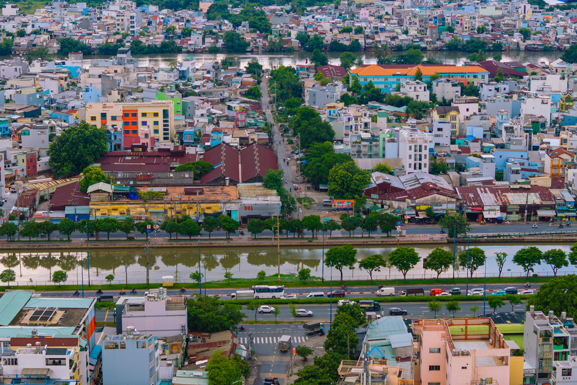 Cận cảnh đại công trường cầu đường Bình Tiên 6.300 tỷ: Máy móc rầm rộ san lấp mặt bằng, BĐS khu Nam chờ trục kết nối mới - Ảnh 9.