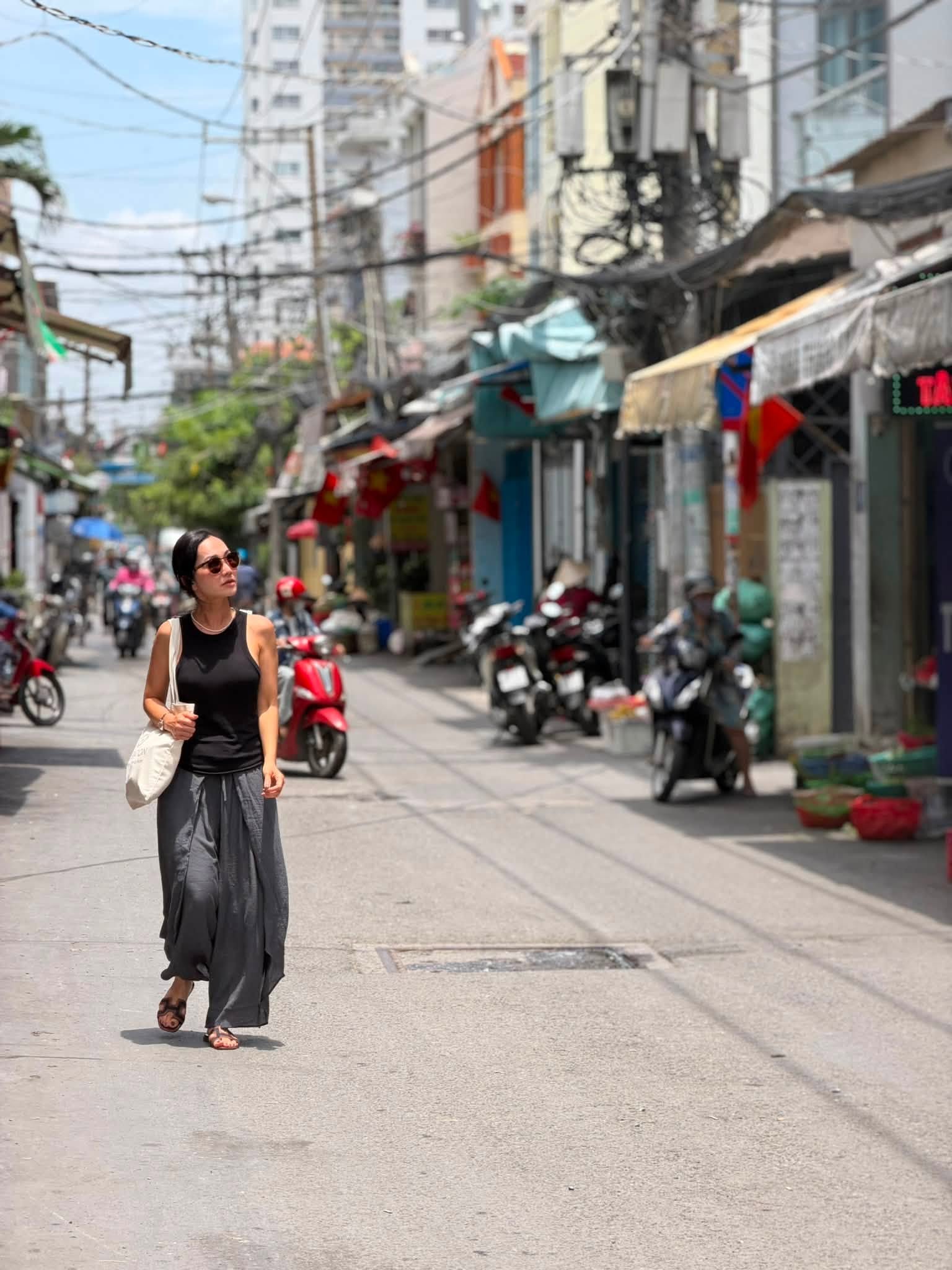 Kim Hiền từ Mỹ về Việt Nam sau ly hôn chồng doanh nhân, đứng ngoài nhà cũ, lặng lẽ nhìn vào- Ảnh 2.
