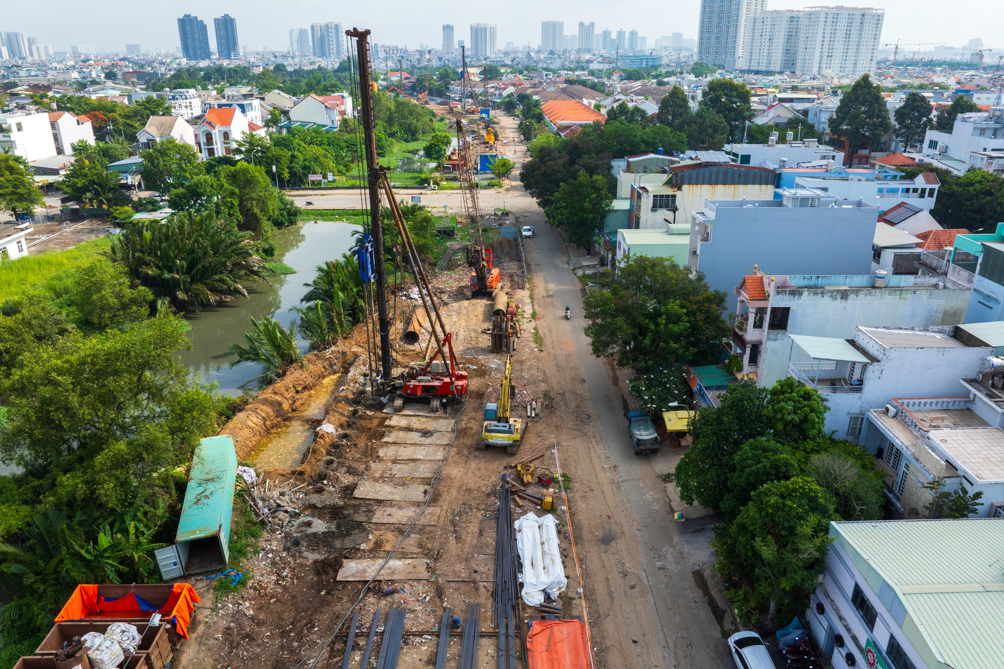 Cận cảnh đại công trường cầu đường Bình Tiên 6.300 tỷ: Máy móc rầm rộ san lấp mặt bằng, BĐS khu Nam chờ trục kết nối mới - Ảnh 10.