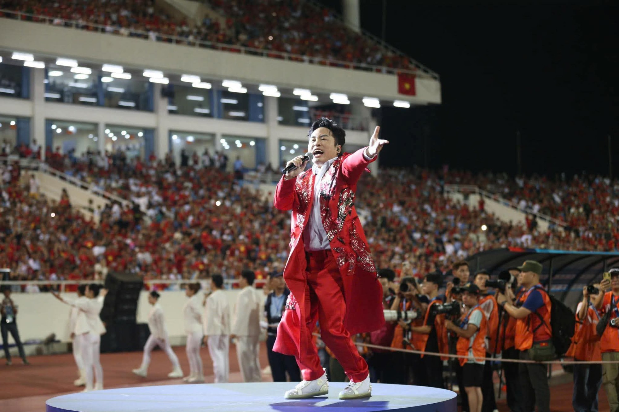 Lần đầu tiên trong lịch sử bóng đá Việt: Tùng Dương khởi động trận Chung kết ASEAN Cup 2026, 10 phút đốt cháy “chảo lửa” Mỹ Đình - Ảnh 3.