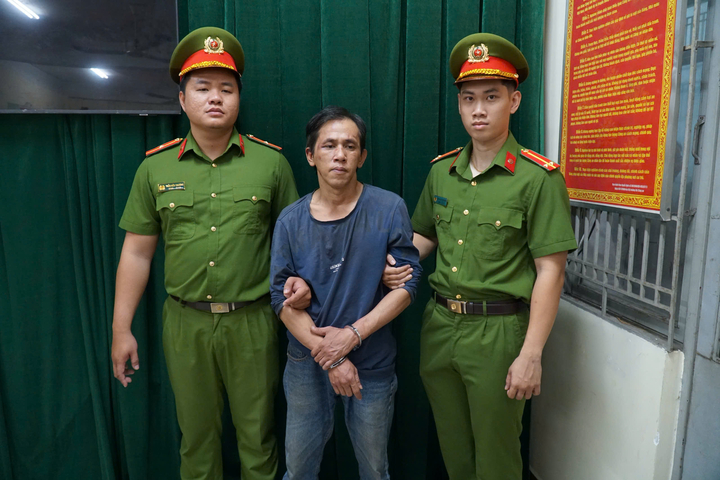 Công an TP.HCM bắt nghi phạm cướp tiệm vàng sau hơn 1 giờ gây án- Ảnh 1.