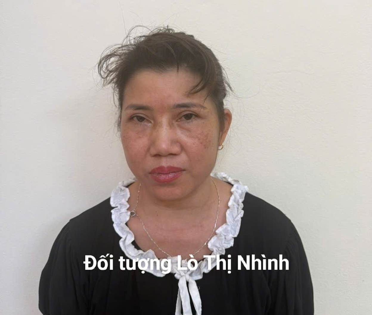 Công an kiểm tra nhà nghỉ lúc 10h, bắt Lò Thị Nhình SN 1981 - Ảnh 1.