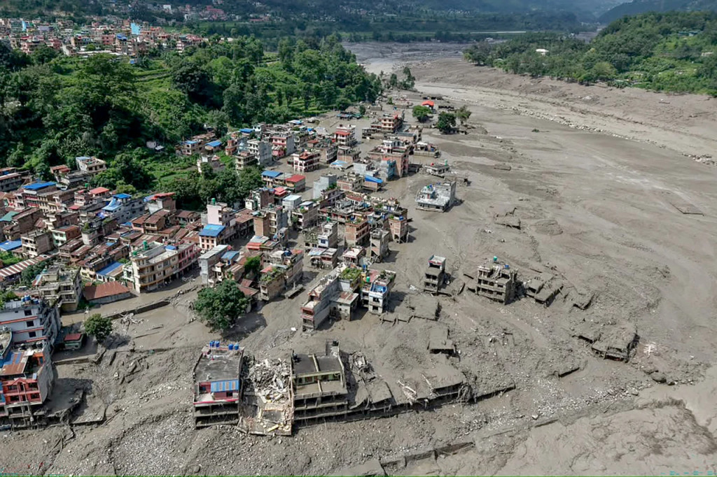NÓNG: Lũ quét kinh hoàng cuốn trôi hơn 380 người, ít nhất 95 người đã thiệt mạng ở Nepal - Trung Quốc - Ảnh 2.