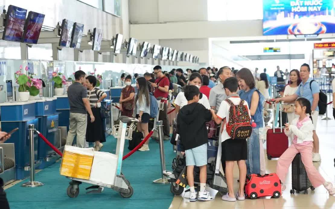 Du lịch dịp lễ 2/9: Tour ngắn ngày hút khách, giá vé máy bay hạ nhiệt - Ảnh 1.