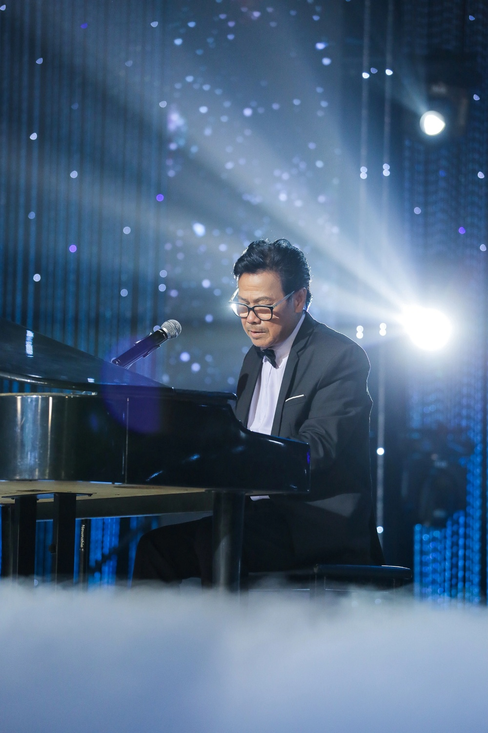 NSƯT U70 xuất hiện tại concert Quốc gia được mệnh danh “ông hoàng nhạc đỏ”, sở hữu 5 hòn đảo, xây nhà hát riêng   - Ảnh 6.