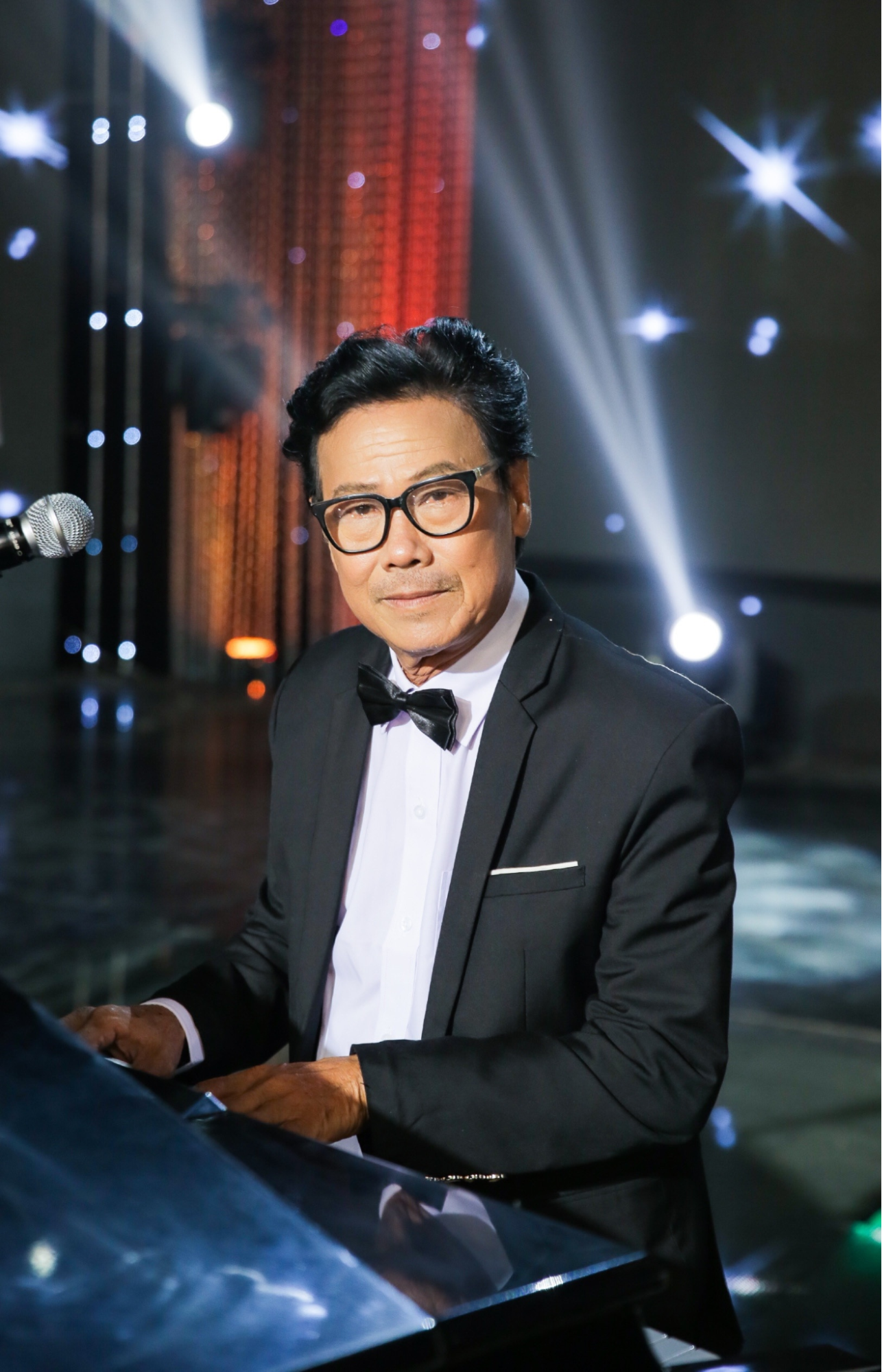 NSƯT U70 xuất hiện tại concert Quốc gia được mệnh danh “ông hoàng nhạc đỏ”, sở hữu 5 hòn đảo, xây nhà hát riêng   - Ảnh 3.