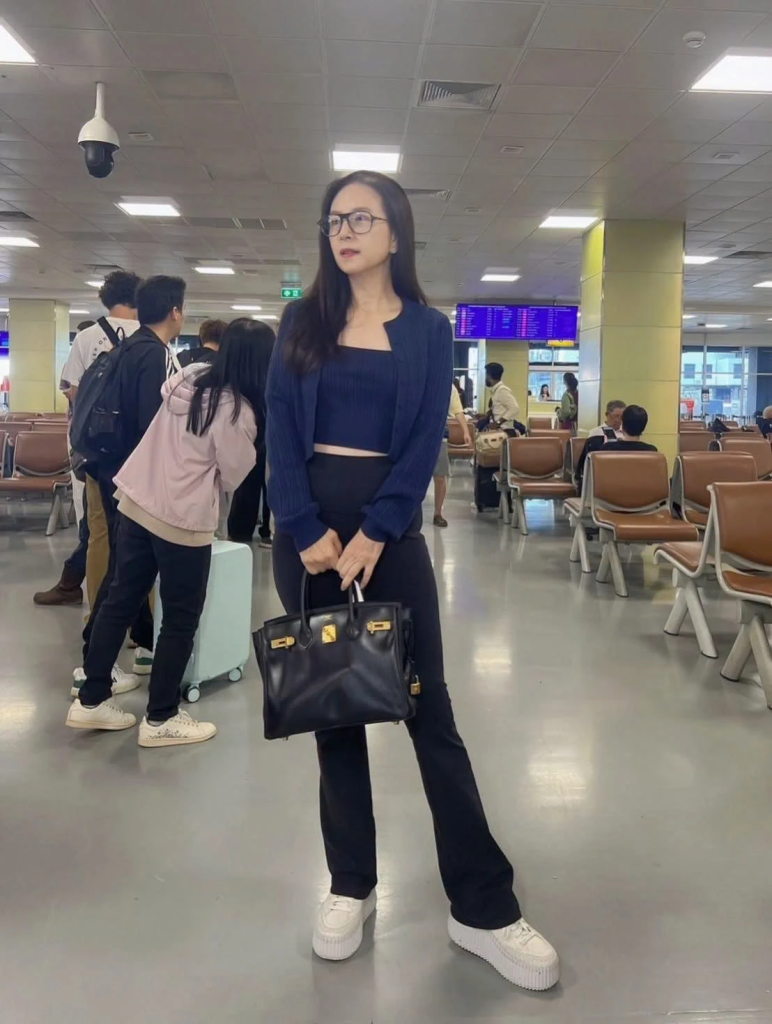 Madam Pang vừa đáp chân xuống Hà Nội đã gây sốt vì quá trẻ trung: Tuổi 60 như 30, "nghiện" làm 1 việc 0 đồng mỗi ngày để chống già- Ảnh 1.