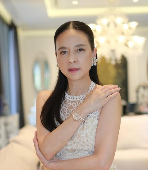 Madam Pang vừa đáp chân xuống Hà Nội đã gây sốt vì quá trẻ trung: Tuổi 60 như 30, "nghiện" làm 1 việc 0 đồng mỗi ngày để chống già- Ảnh 4.