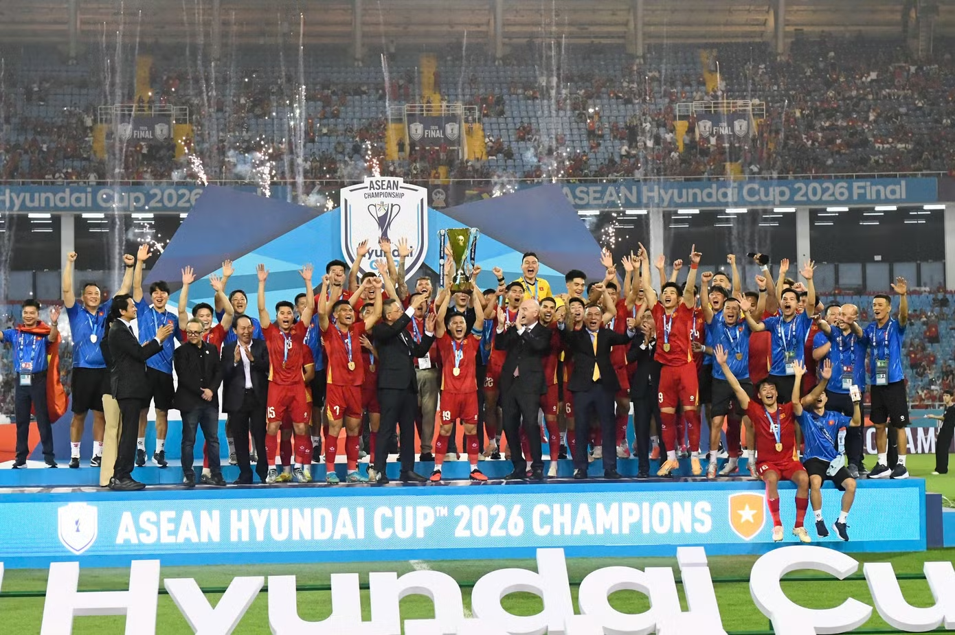 Hãng hàng không của tỷ phú Nguyễn Thị Phương Thảo tặng quà đặc biệt cho tuyển Việt Nam sau chức vô địch - Ảnh 1.