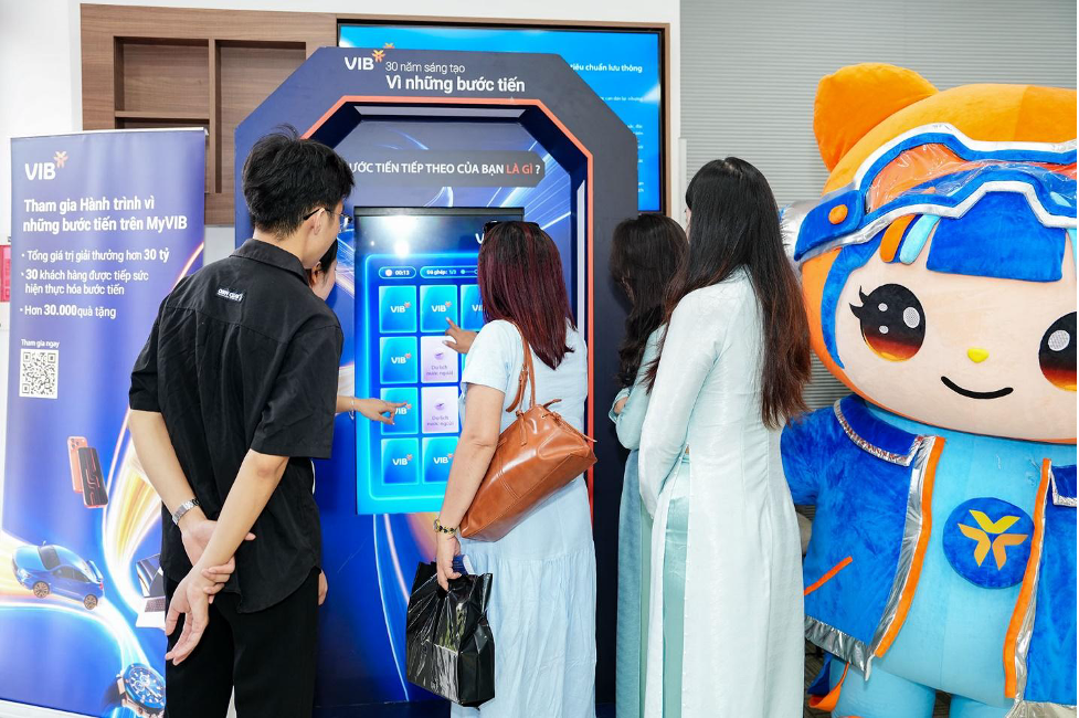 VIB 30 năm: Từ “Hành trình vì những bước tiến” đến “Trạm bước tiến” - trao hàng chục ngàn quà tặng đến khách hàng - Ảnh 3.