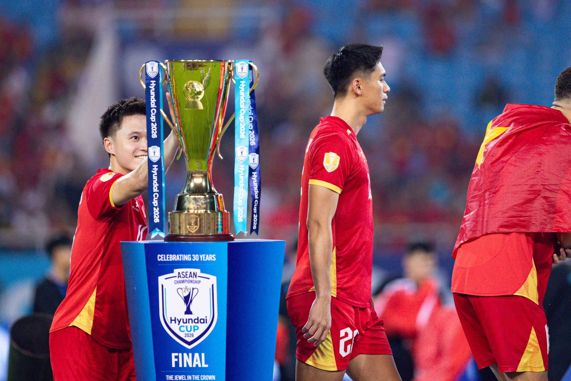 Đình Bắc gây sốt với biểu cảm đáng yêu ngắm nhìn cúp vô địch, chủ tịch FIFA ôm động viên Hai Long - Ảnh 5.