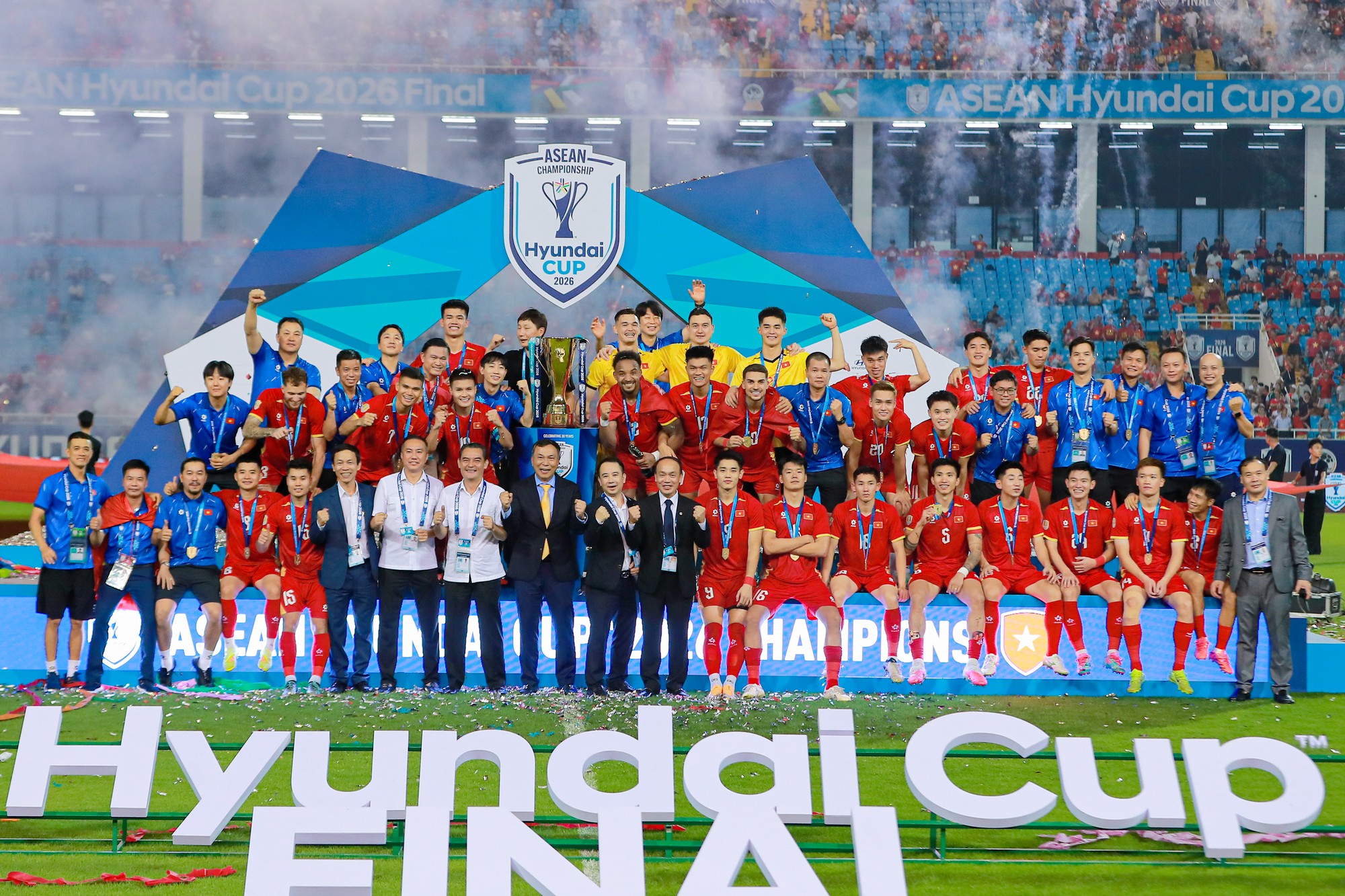 Đình Bắc gây sốt với biểu cảm đáng yêu ngắm nhìn cúp vô địch, chủ tịch FIFA ôm động viên Hai Long - Ảnh 20.