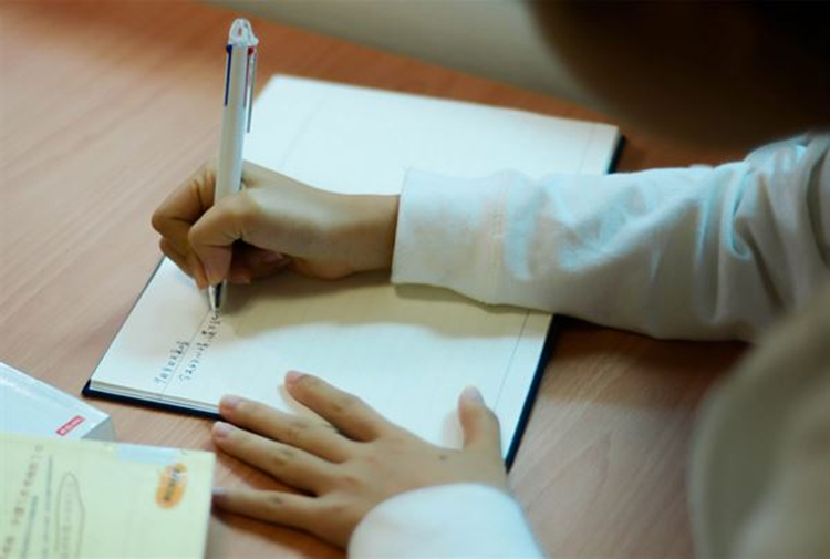 Lo lắng bị công ty sa thải, cô gái mới ngoài 20 tuổi ám ảnh đến mức thức xuyên đêm, tự học tới 5 giờ sáng - Ảnh 1.