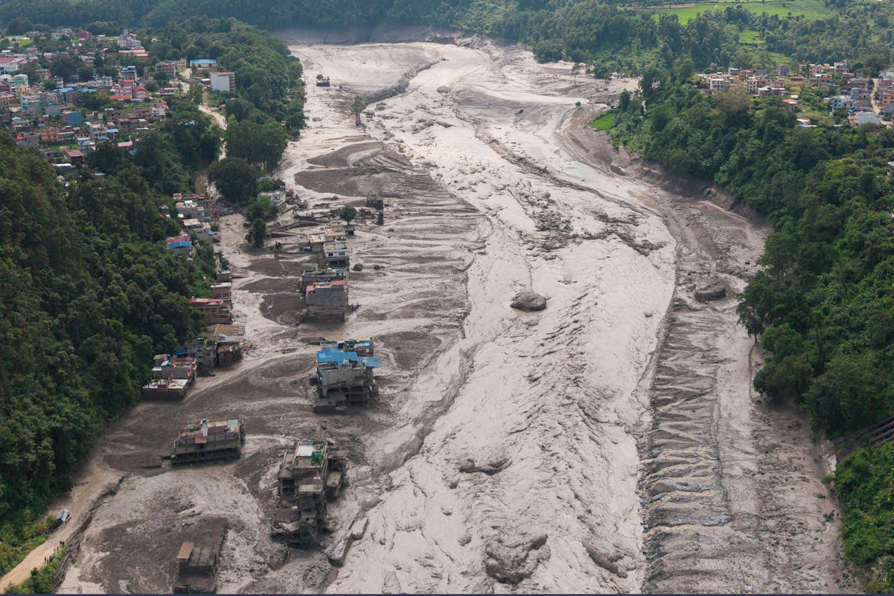 Thảm họa lũ quét tương đương 950 tấn thuốc nổ ở biên giới Trung Quốc - Nepal: Tổng số người mất tích lên tới hơn 1.0000, đến từ ít nhất 26 quốc gia - Ảnh 1.