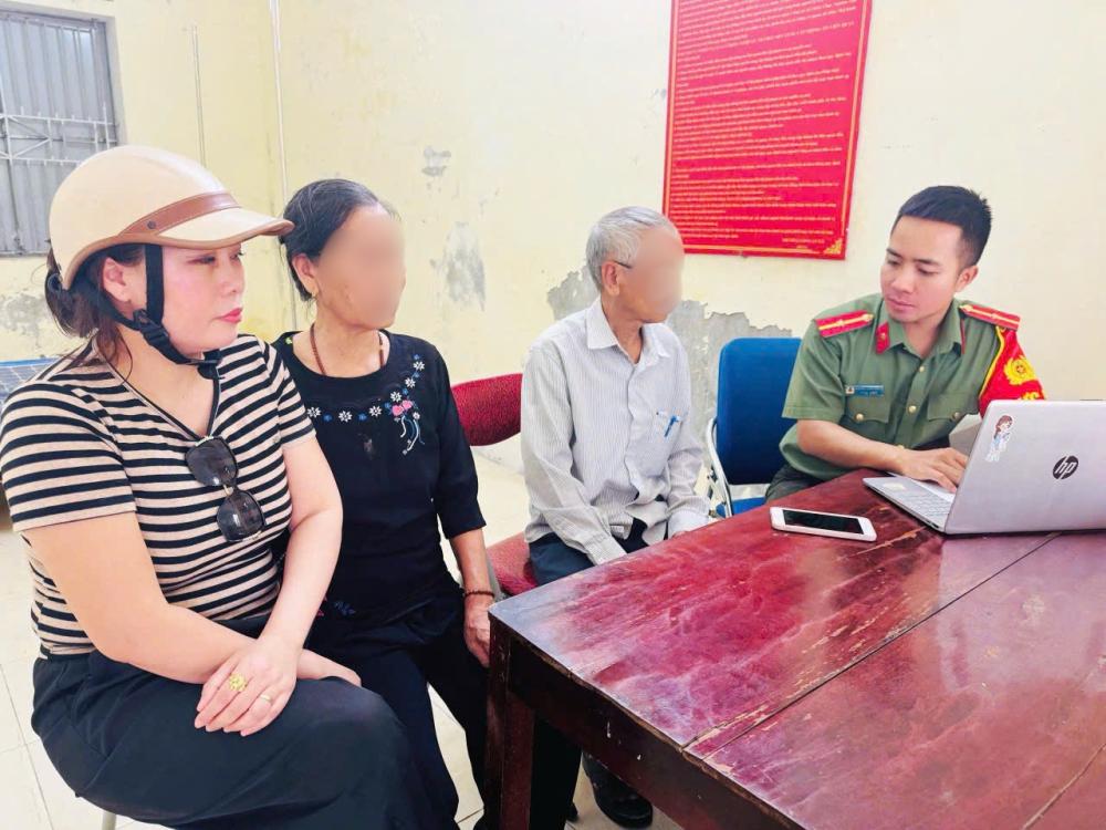 Không đủ tiền để chuyển vào tài khoản, cụ ông mang 5 chỉ vàng đi bán: Chủ tiệm nhất quyết không mua và đến công an trình báo - Ảnh 1.