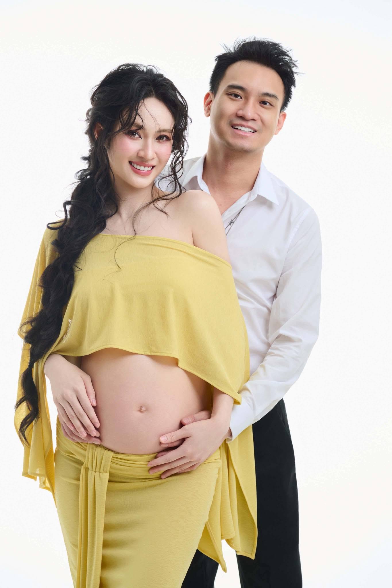 Thiếu gia Đức Phạm công khai ảnh Vũ Thuý Quỳnh mang bầu, hứa làm ông bố trách nhiệm- Ảnh 1. Thiếu gia Đức Phạm công khai ảnh Vũ Thuý Quỳnh mang bầu, hứa làm ông bố trách nhiệm- Ảnh 1.