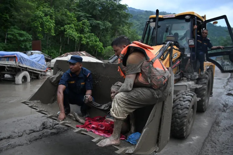 VIDEO: Nạn nhân trận lũ quét ở Nepal bơi trong đống hoang tàn- Ảnh 2. VIDEO: Nạn nhân trận lũ quét ở Nepal bơi trong đống hoang tàn- Ảnh 2.