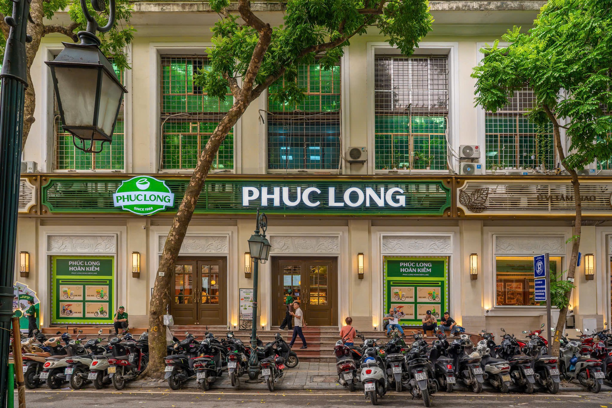 Tọa lạc vị trí đắc địa bậc nhất Hà Nội, Phúc Long Hoàn Kiếm đông kín khách ngày đầu khai trương- Ảnh 1.