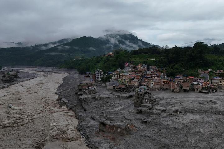 Thảm hoạ liên hoàn kích hoạt 'quả bom' băng-đá tàn phá biên giới Nepal- Ảnh 2.