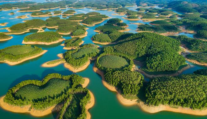 Hồ nhân tạo lớn nhất Việt Nam 23.400ha, sở hữu 1.300 đảo, chứa tới 3,9 tỷ m3 nước tạo nên phong cảnh “sơn thủy hữu tình” ví như “Hạ Long trên núi” được Sun Group nhắm tới- Ảnh 1.