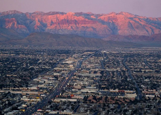 Bí mật xa hoa trong ngôi nhà 1.486 mét vuông dưới lòng đất: Chống bom, động đất và thậm chí cả côn trùng- Ảnh 2. Bí mật xa hoa trong ngôi nhà 1.486 mét vuông dưới lòng đất: Chống bom, động đất và thậm chí cả côn trùng- Ảnh 2.