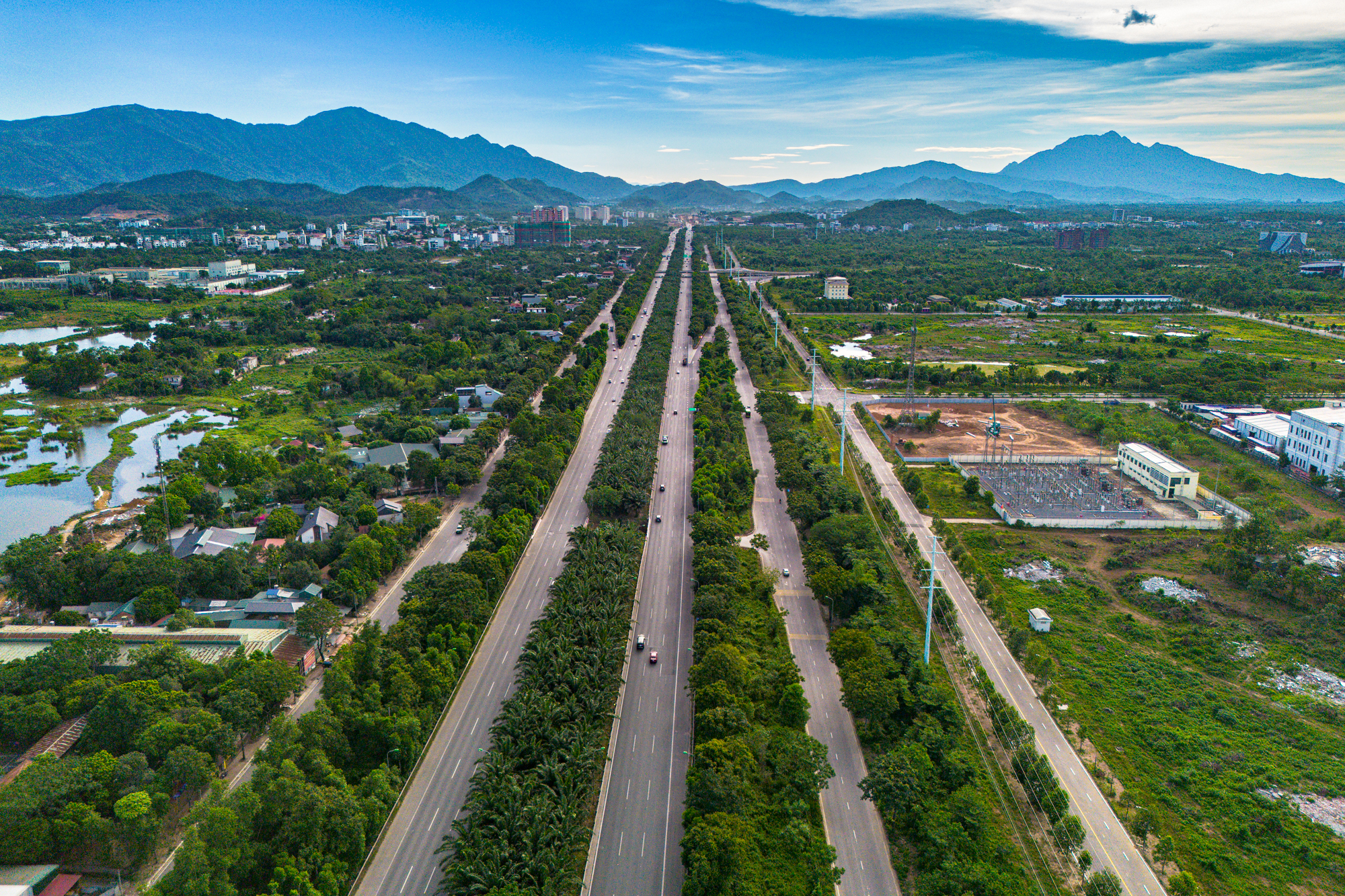 Toàn cảnh nút giao độc đáo trên đại lộ dài nhất Việt Nam: Có hồ nước lớn, “rừng cây” xanh, gần đại học rộng nhất Việt Nam, tương lai 2 tuyến metro đi qua - Ảnh 1.