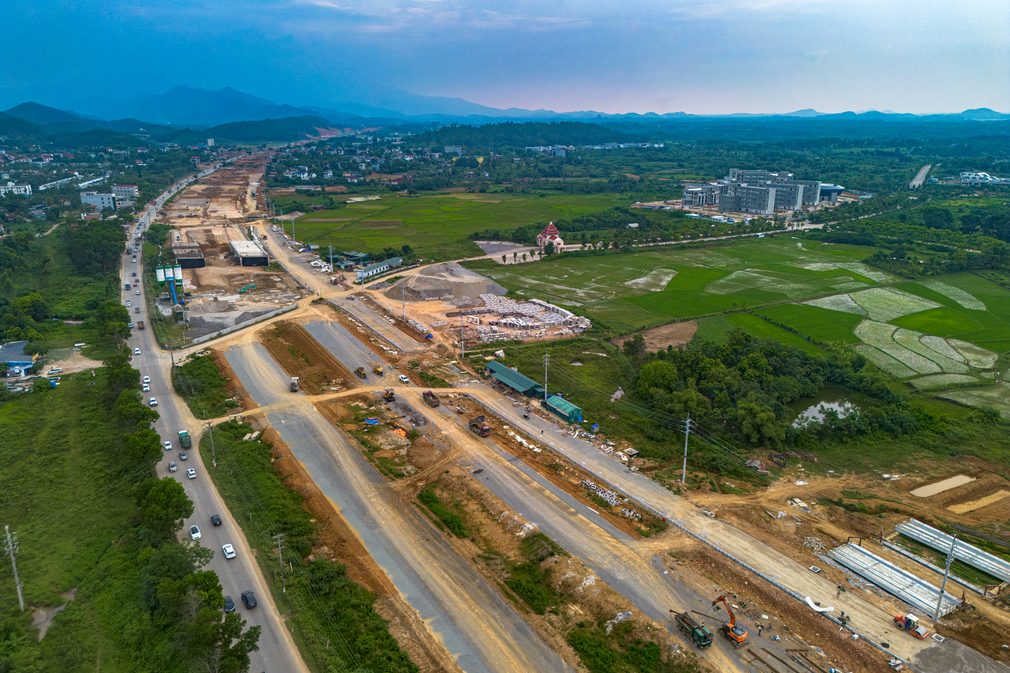 Toàn cảnh nút giao độc đáo trên đại lộ dài nhất Việt Nam: Có hồ nước lớn, “rừng cây” xanh, gần đại học rộng nhất Việt Nam, tương lai 2 tuyến metro đi qua - Ảnh 12.