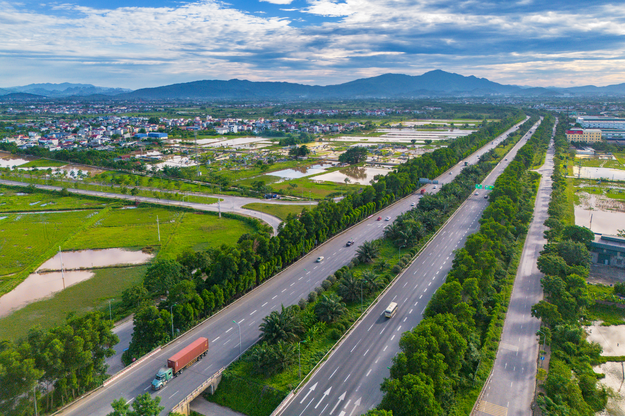 Toàn cảnh nút giao độc đáo trên đại lộ dài nhất Việt Nam: Có hồ nước lớn, “rừng cây” xanh, gần đại học rộng nhất Việt Nam, tương lai 2 tuyến metro đi qua - Ảnh 2.