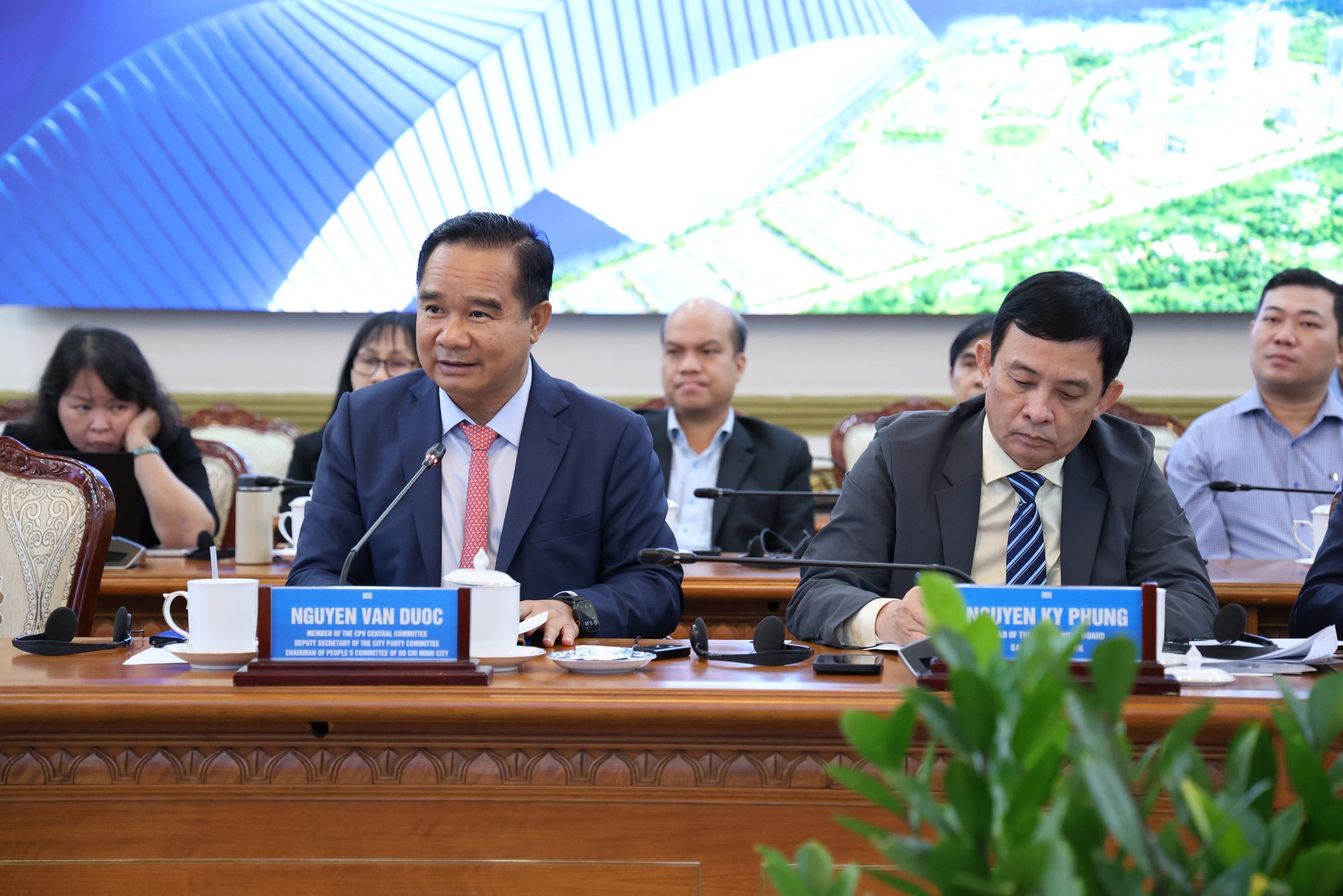 'Một cửa nhưng doanh nghiệp vẫn phải đi qua nhiều ngách' - Chủ tịch TP.HCM xin lỗi nhà đầu tư- Ảnh 2.