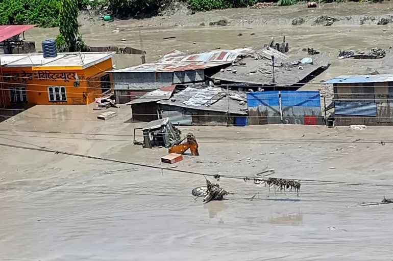 VIDEO: Nạn nhân trận lũ quét ở Nepal bơi trong đống hoang tàn- Ảnh 1. VIDEO: Nạn nhân trận lũ quét ở Nepal bơi trong đống hoang tàn- Ảnh 1.