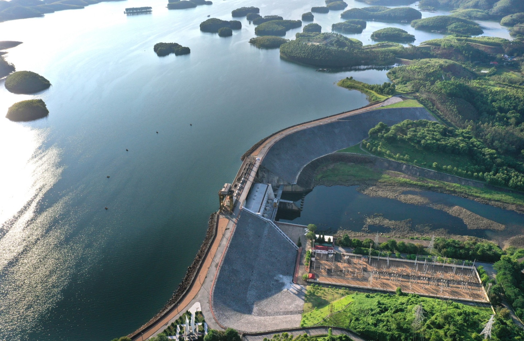 Hồ nhân tạo lớn nhất Việt Nam 23.400ha, sở hữu 1.300 đảo, chứa tới 3,9 tỷ m3 nước tạo nên phong cảnh “sơn thủy hữu tình” ví như “Hạ Long trên núi” được Sun Group nhắm tới- Ảnh 2.
