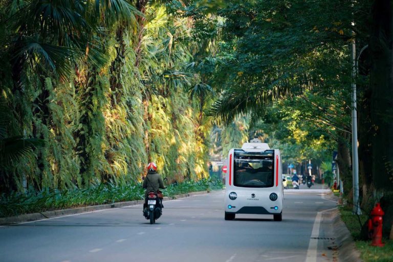 Công ty của giáo sư giàu nhất sàn chứng khoán được thử nghiệm robotaxi tự hành, robot giao hàng, dọn vệ sinh ở Hà Nội- Ảnh 2.