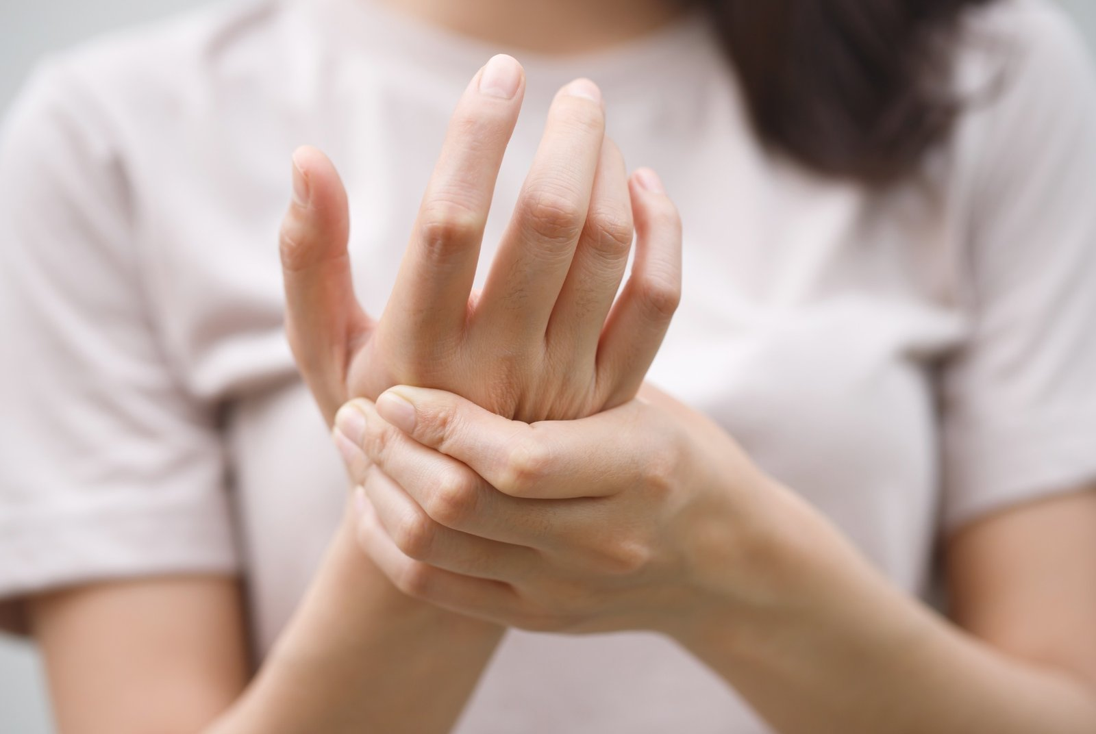 Người phụ nữ 30 tuổi bị sưng, đau khớp không rõ nguyên nhân, đi khám bác sĩ phát hiện điều gây sốc: Loại gia vị có trong căn bếp mọi gia đình là nguyên nhân! - Ảnh 1.