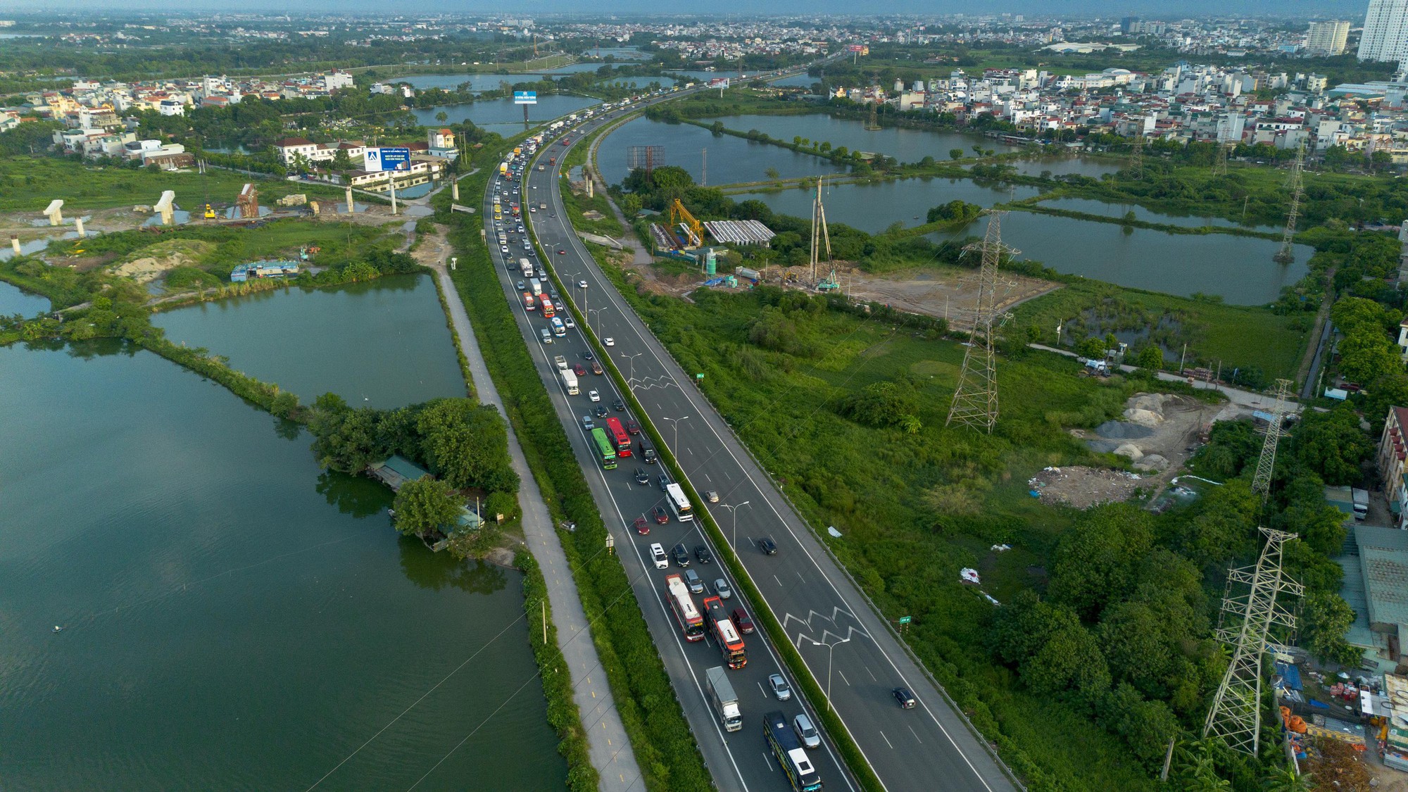 5 ngày nghỉ lễ bắt đầu từ mai: Đường phố Hà Nội và TPHCM lúc này! - Ảnh 9.