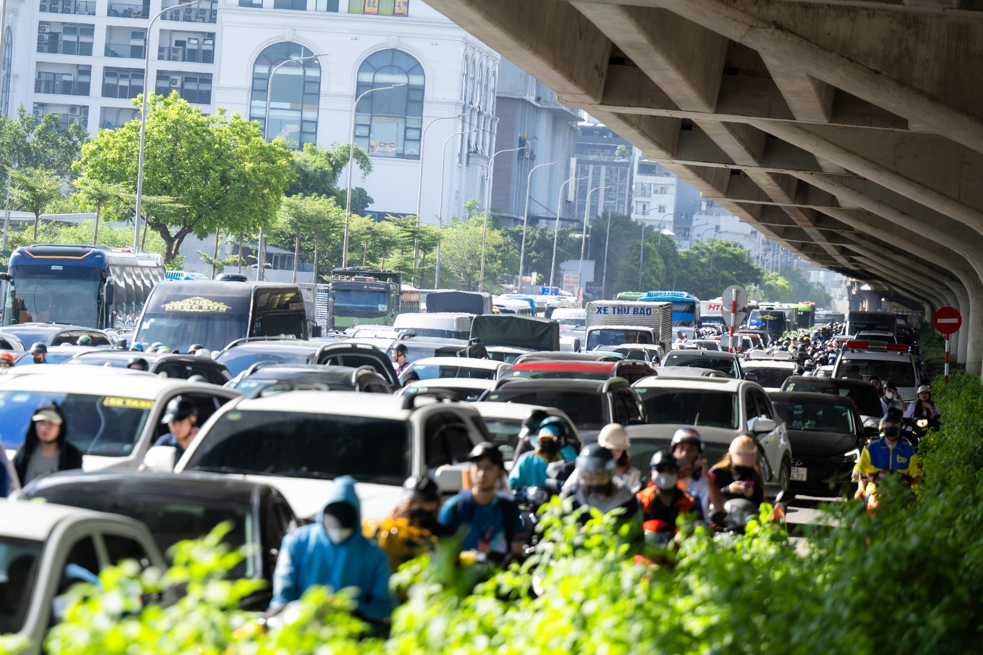 5 ngày nghỉ lễ bắt đầu từ mai: Đường phố Hà Nội và TPHCM lúc này! - Ảnh 35.