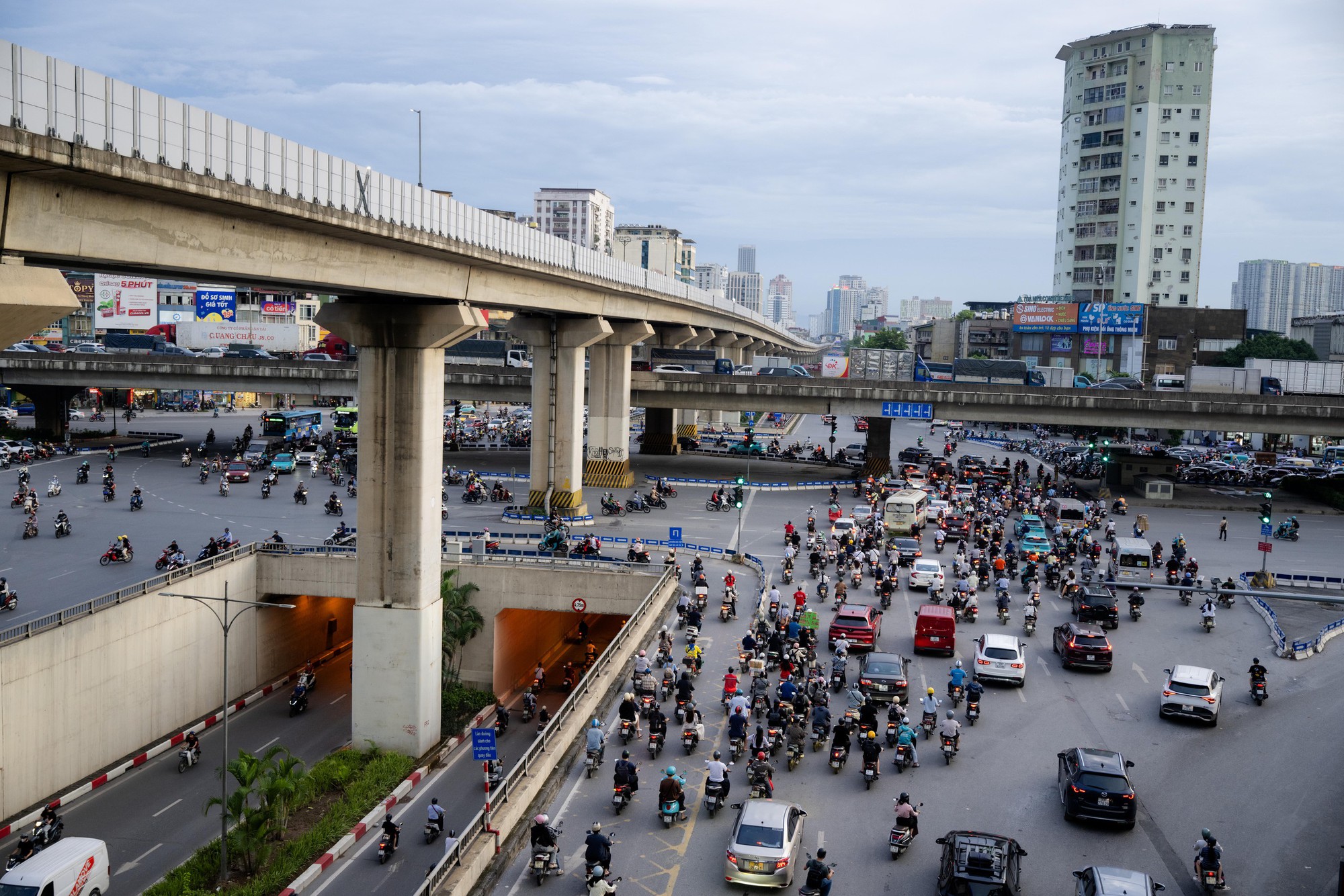 5 ngày nghỉ lễ bắt đầu từ mai: Đường phố Hà Nội và TPHCM lúc này! - Ảnh 7.