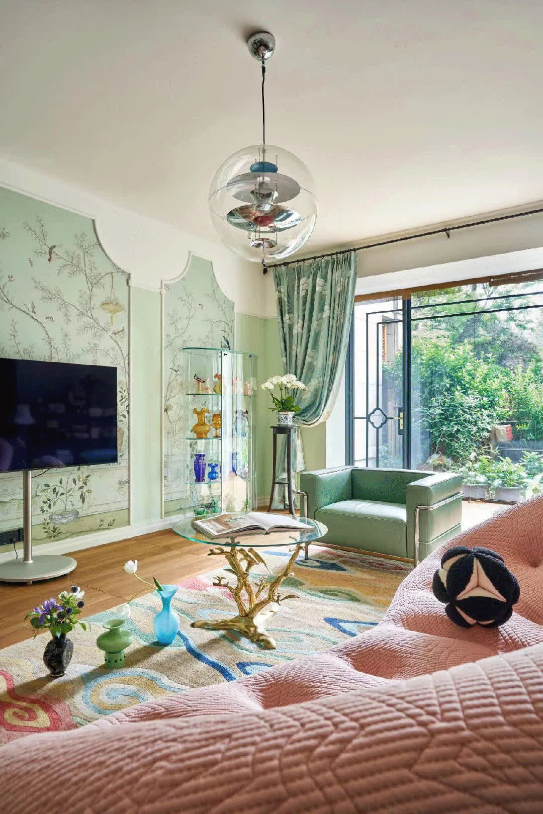 Căn hộ 188m² giữa trung tâm thành phố gây chú ý vì trần phòng ngủ dát vàng: Mỗi căn phòng là một “mùa” khác nhau - Ảnh 1.