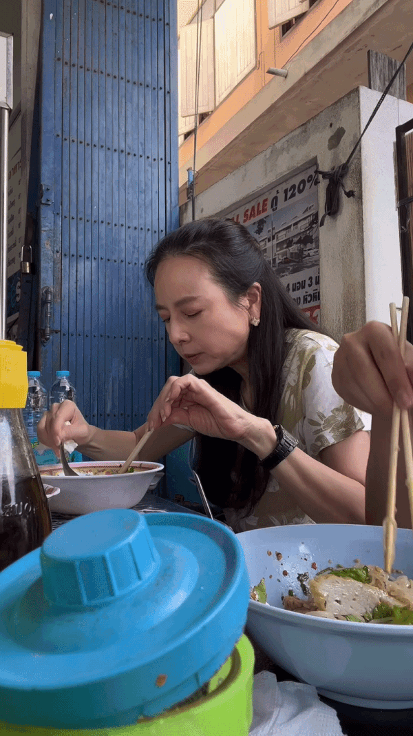 Cách dùng đũa kỳ lạ của Madam Pang- Ảnh 4. Cách dùng đũa kỳ lạ của Madam Pang- Ảnh 4.