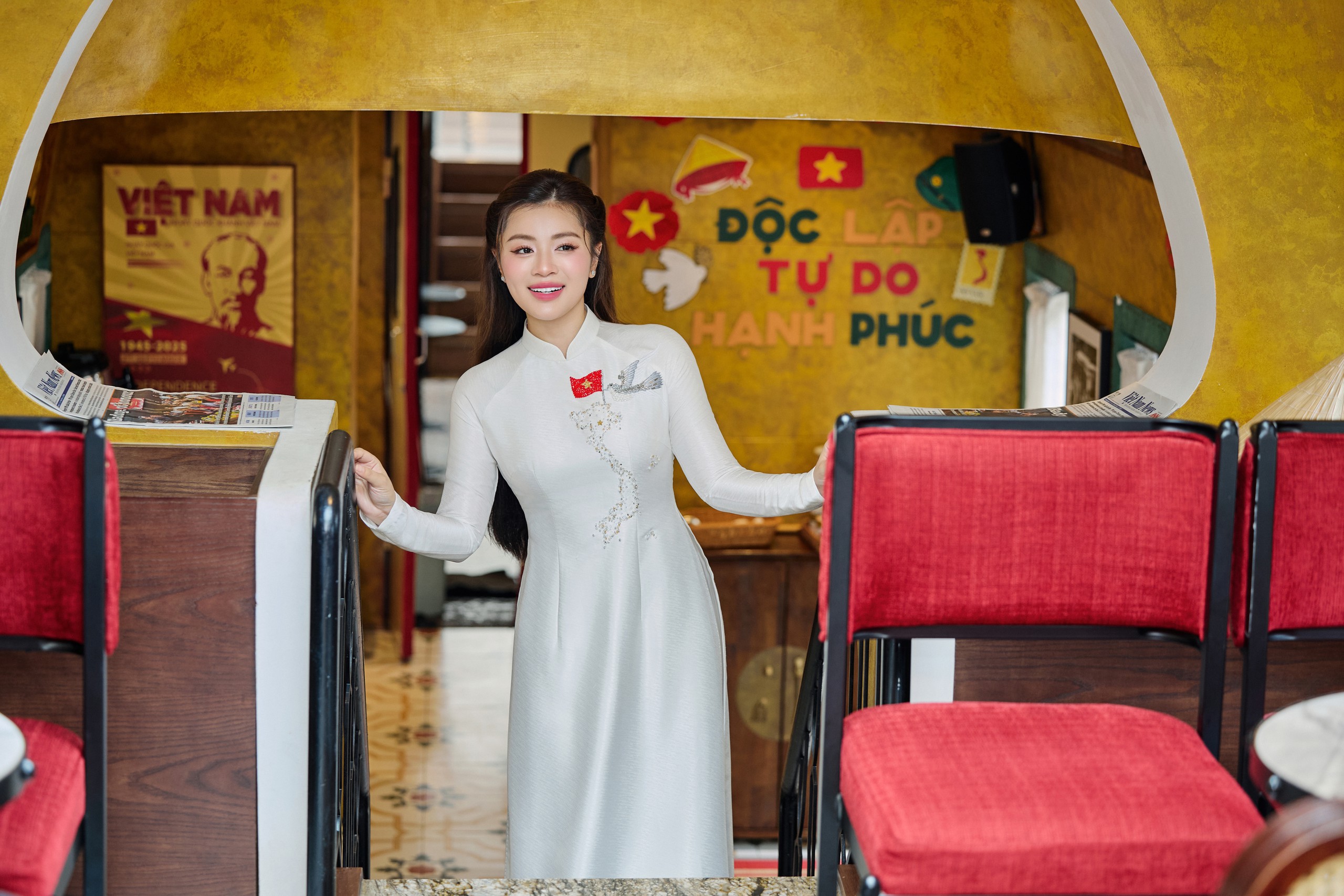 Cảnh tượng đặc biệt trên tàu du lịch 2 tầng của Hà Nội ngay trước thềm lễ 2/9 - Ảnh 4.