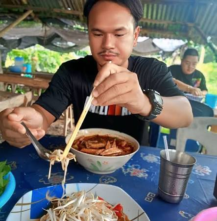 Cách dùng đũa kỳ lạ của Madam Pang- Ảnh 2. Cách dùng đũa kỳ lạ của Madam Pang- Ảnh 2.