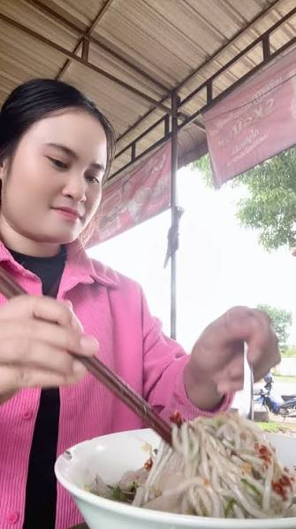 Cách dùng đũa kỳ lạ của Madam Pang- Ảnh 1. Cách dùng đũa kỳ lạ của Madam Pang- Ảnh 1.