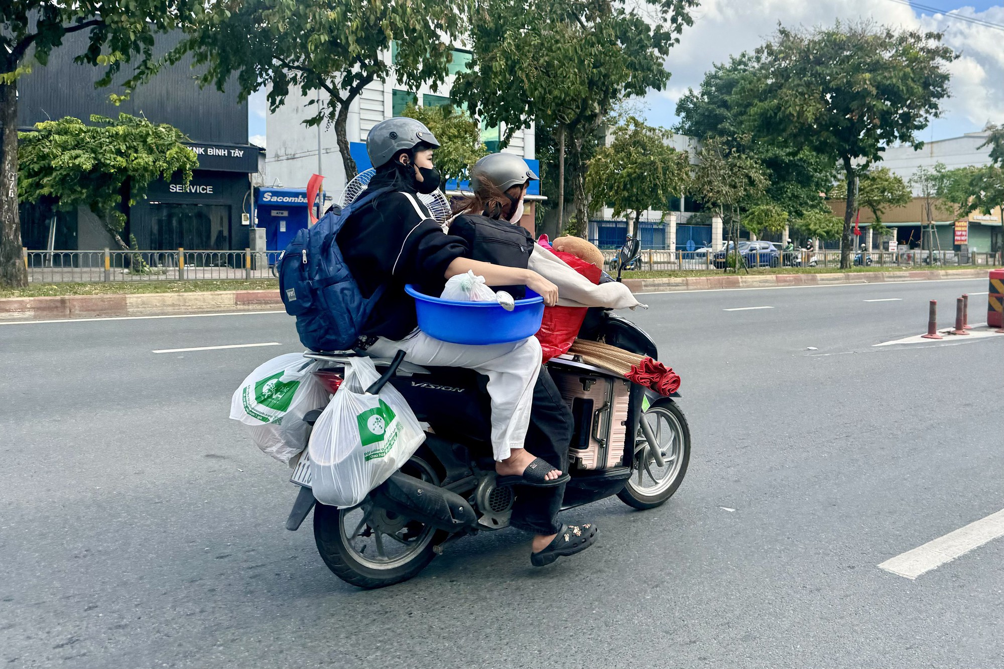 5 ngày nghỉ lễ bắt đầu từ mai: Đường phố Hà Nội và TPHCM lúc này! - Ảnh 11.