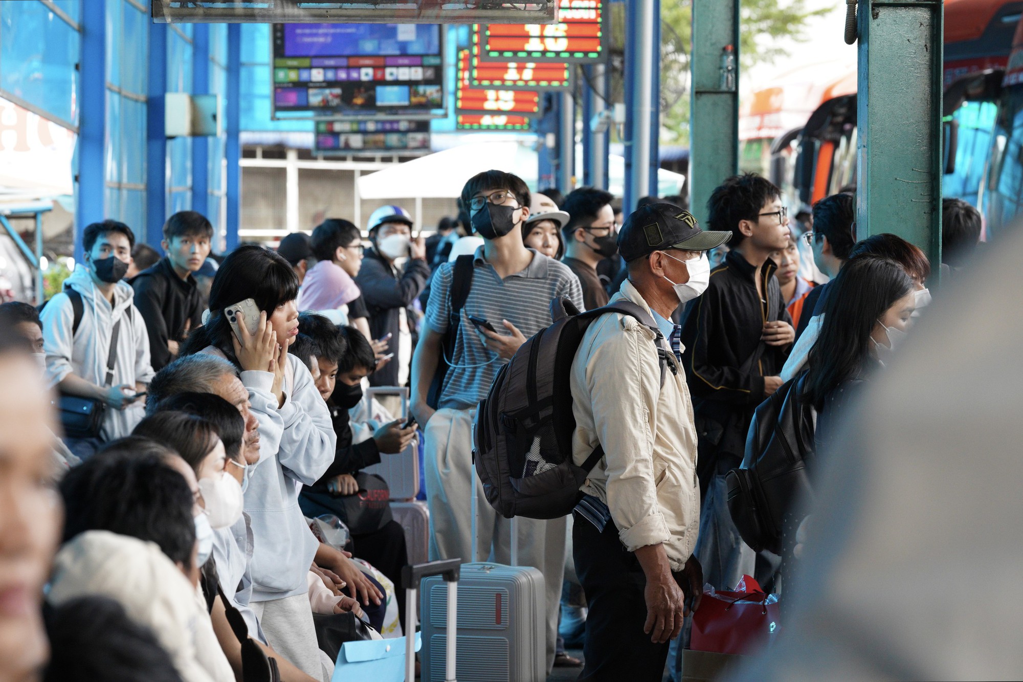 5 ngày nghỉ lễ bắt đầu từ mai: Đường phố Hà Nội và TPHCM lúc này! - Ảnh 14.