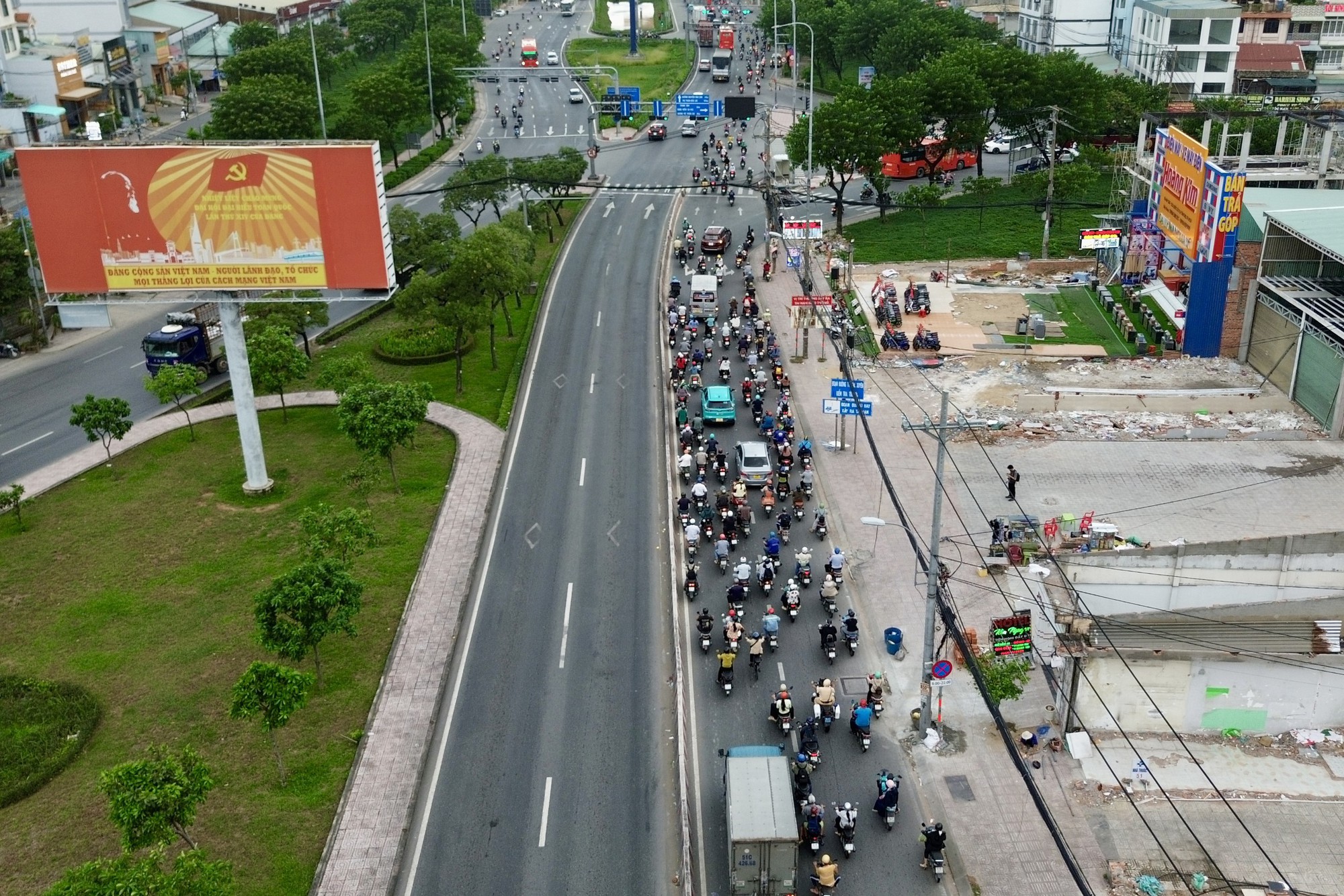 5 ngày nghỉ lễ bắt đầu từ mai: Đường phố Hà Nội và TPHCM lúc này! - Ảnh 24.