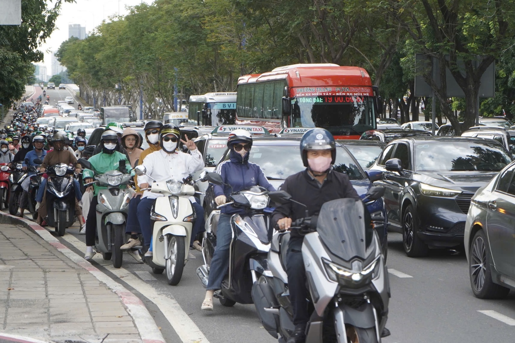 5 ngày nghỉ lễ bắt đầu từ mai: Đường phố Hà Nội và TPHCM lúc này! - Ảnh 25.