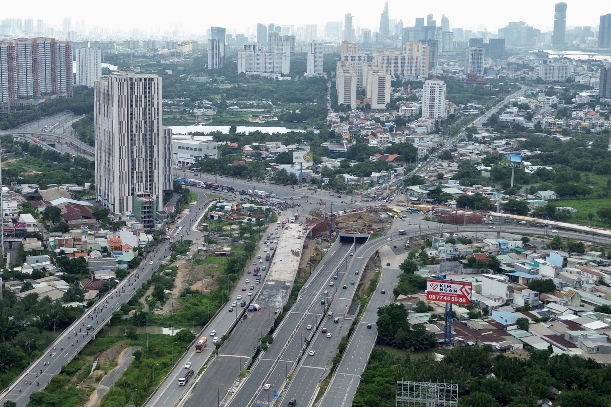 5 ngày nghỉ lễ bắt đầu từ mai: Đường phố Hà Nội và TPHCM lúc này! - Ảnh 27.