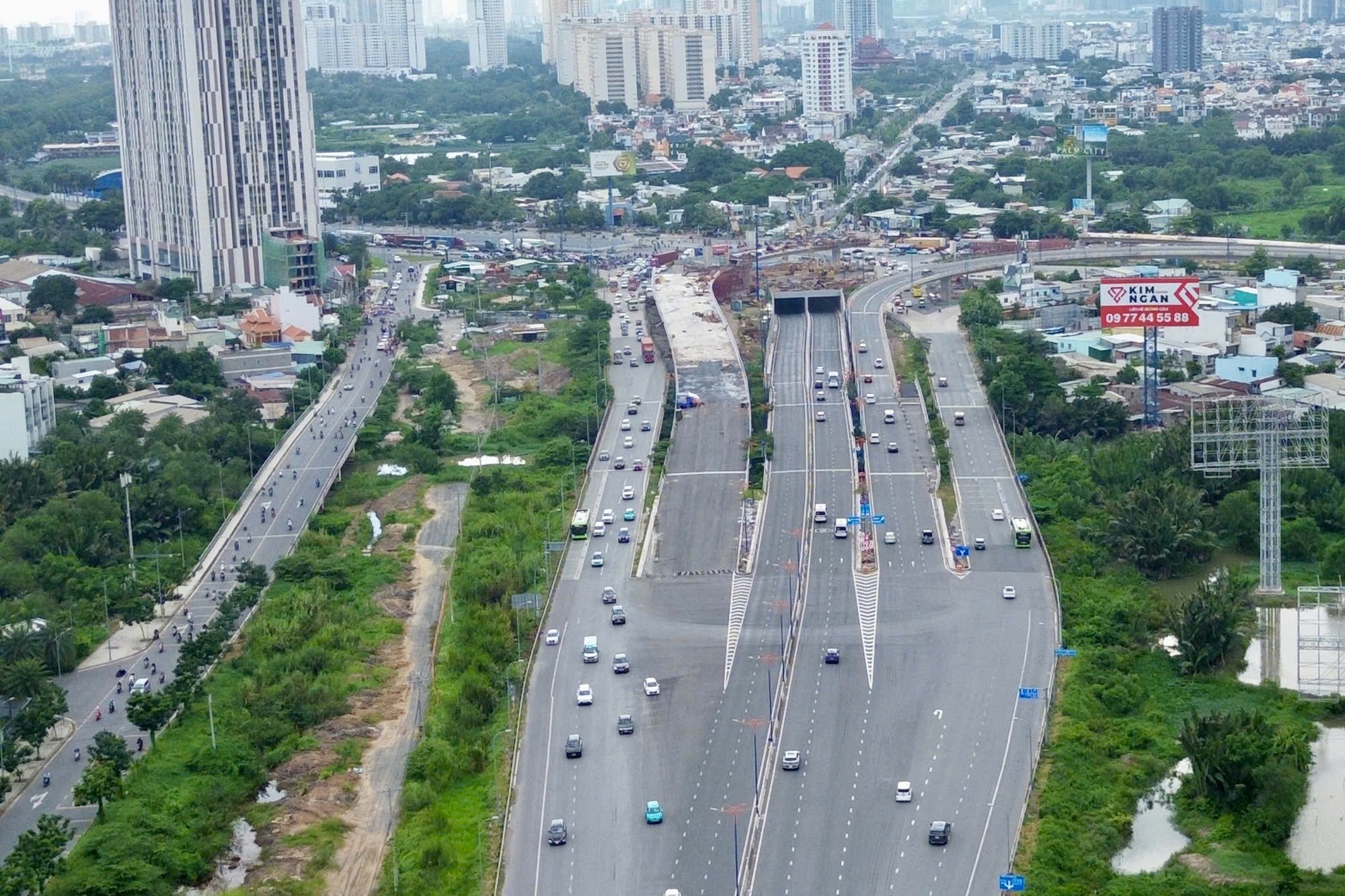 5 ngày nghỉ lễ bắt đầu từ mai: Đường phố Hà Nội và TPHCM lúc này! - Ảnh 29.